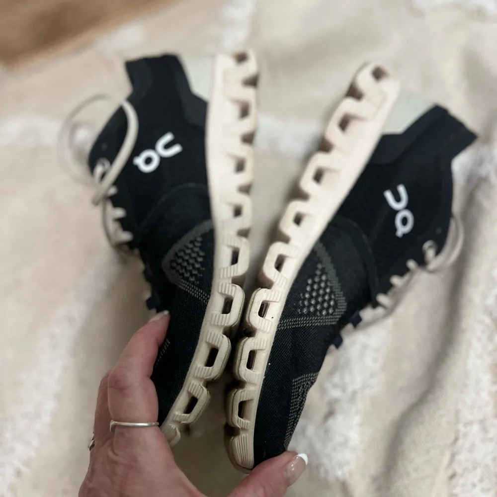 On cloud womens black and white